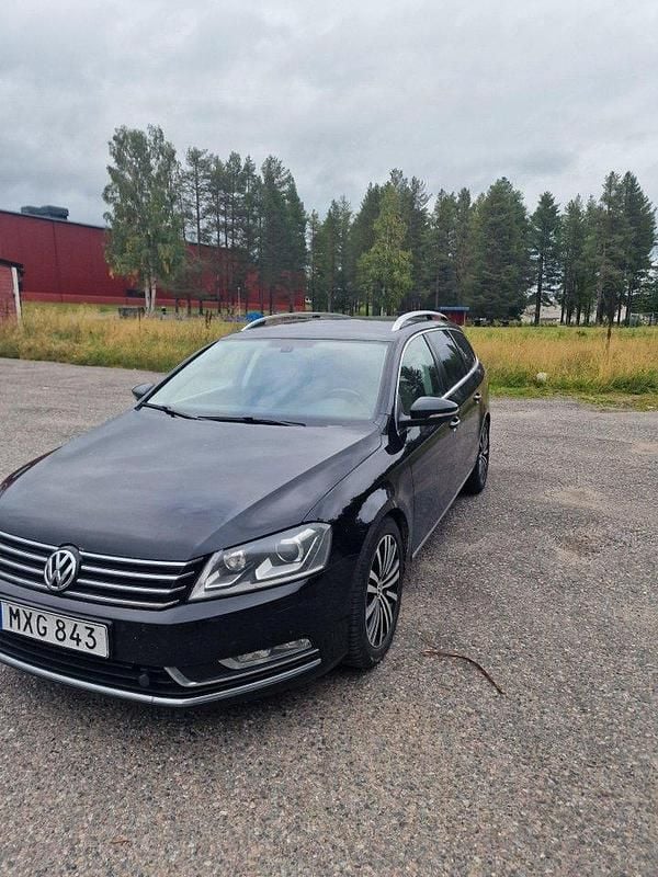Svart Begagnad 2013 VW Passat Kombi | 90 000 kr (Marknadspris) - Bild 1/4