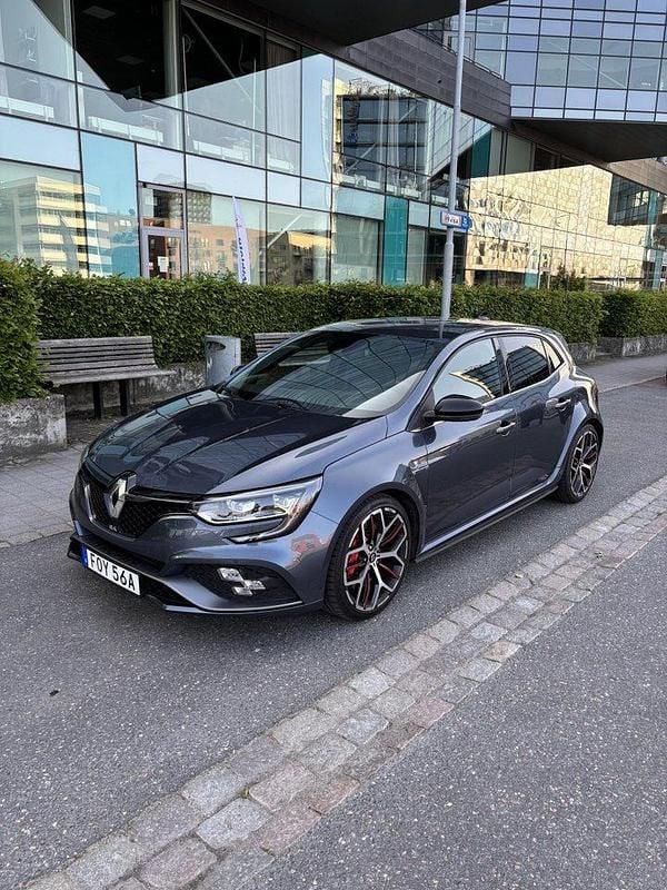 Grå Begagnad 2020 Renault Mégane IV Trophy Halvkombi | 315 000 kr (Marknadspris) - Bild 1/4