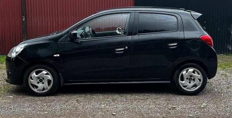 Svart Begagnad 2013 Mitsubishi Space Star Kombi | 61 000 kr (Marknadspris) - Bild 1/4