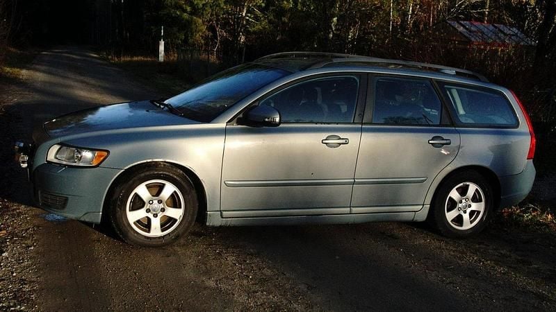 Blå Begagnad 2011 Volvo V50 Kinetic Kombi | 17 000 kr (Superpris) - Bild 1/4