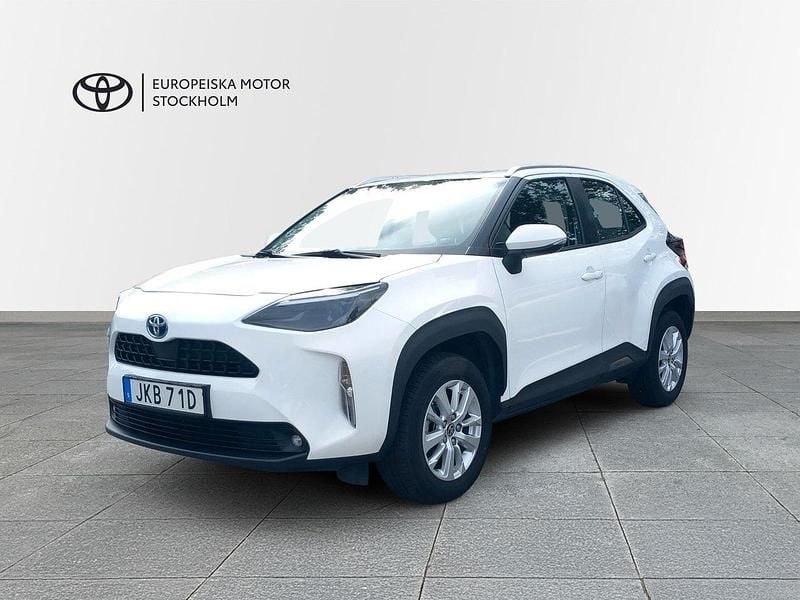 Vit Begagnad 2022 Toyota Yaris Hybrid Active SUV | 244 900 kr (Dyr) - Bild 1/3