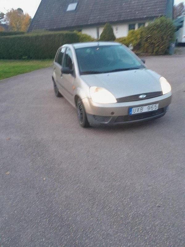 Brun Begagnad 2004 Ford Fiesta Halvkombi | 12 000 kr - Bild 1/4