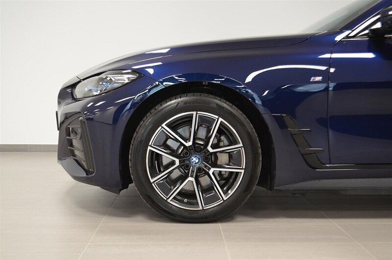Begagnad BMW i4 Shadowline 400 kW (544 HK) 2023 Blå/lila Sedan