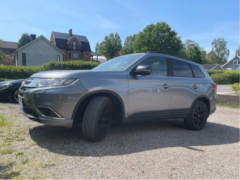 Grå Begagnad 2018 Mitsubishi Outlander SUV | 168 000 kr (Bra pris) - Bild 1/4
