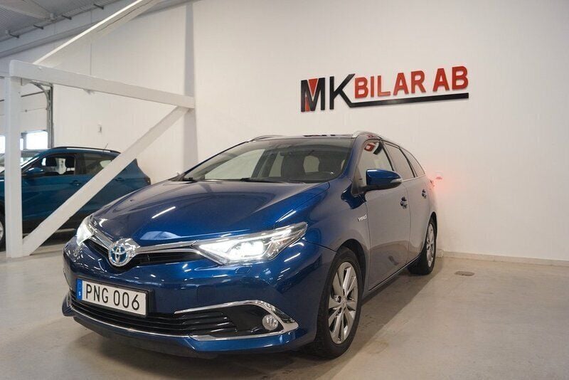 Mörkblå Begagnad 2016 Toyota Auris Hybrid Executive Kombi | 159 900 kr (Marknadspris) - Bild 1/4