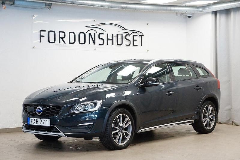 Grå Begagnad 2018 Volvo V60 CC Standard Kombi | 229 900 kr (Marknadspris) - Bild 1/4