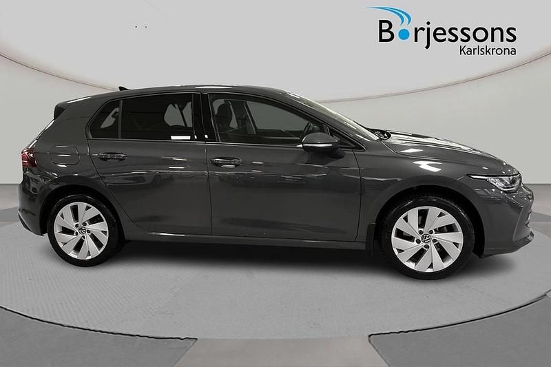Begagnad VW Golf VIII Life 151 HK (111 kW) 2024 Grå Halvkombi