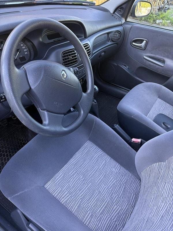 Grå Begagnad 2002 Renault Mégane II Authentique Halvkombi | 13 000 kr (Bra pris) - Bild 1/4