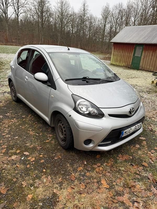 Begagnad 2012 Toyota Aygo Halvkombi | 45 000 kr (Marknadspris) - Bild 1/4