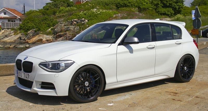 Vit Begagnad 2013 BMW 135 Sport Line Halvkombi | 229 000 kr - Bild 1/3
