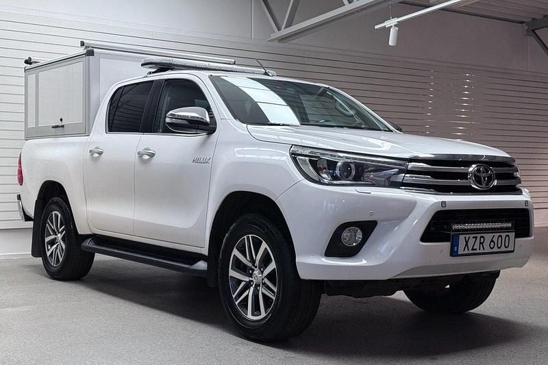 Vit Begagnad 2016 Toyota HiLux Pickup | 259 000 kr (Marknadspris) - Bild 1/4