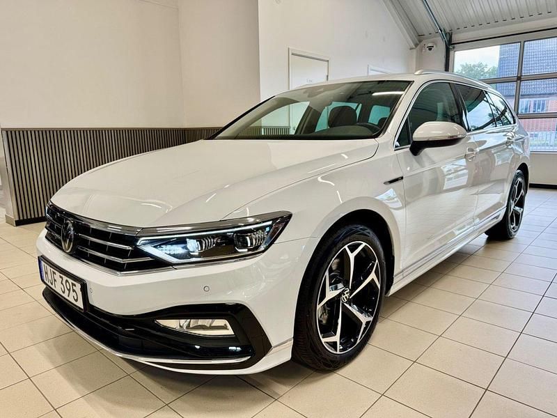 Vit Begagnad 2022 VW Passat R-line Kombi | 319 900 kr (Lite dyr) - Bild 1/4