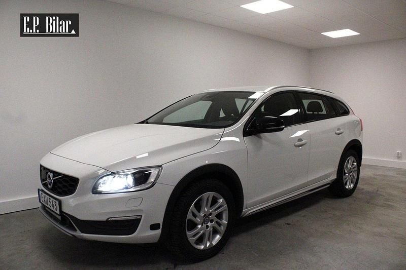 Vit Begagnad 2018 Volvo V60 CC Momentum Kombi | 189 800 kr (Superpris) - Bild 1/4