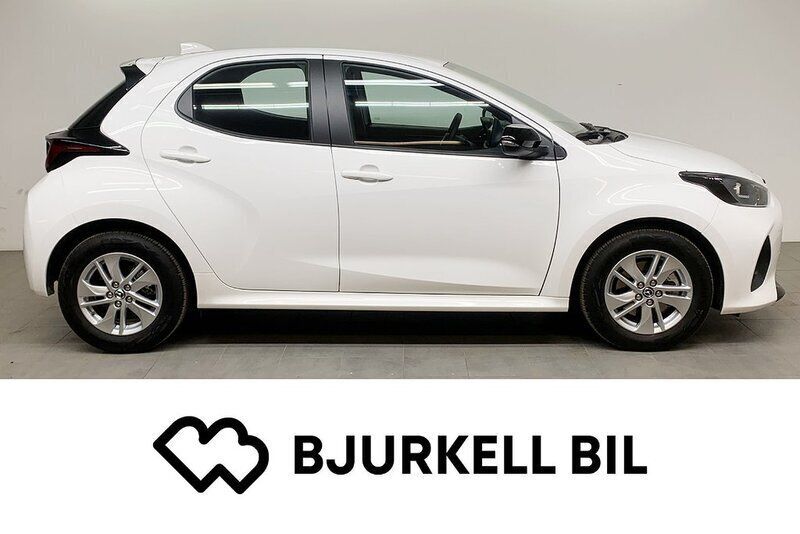 Lunar white Ny 2024 Mazda 2 Center-Line Halvkombi | 239 900 kr (Marknadspris) - Bild 1/4