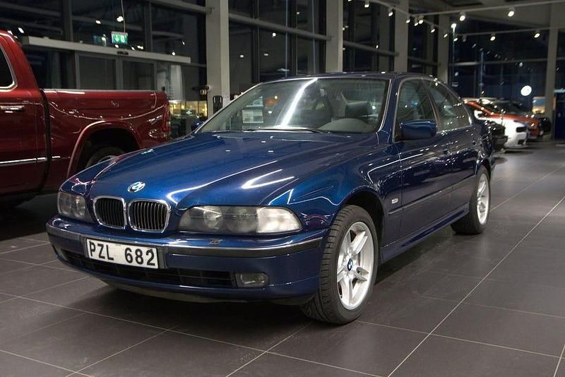 Blå Begagnad 1999 BMW 520 M Sport Sedan | 69 000 kr - Bild 1/4