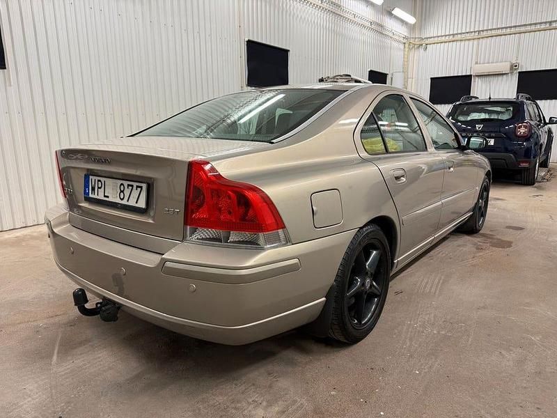 Begagnad Volvo S60 Momentum 210 HK (154 kW) 2005 Ljusbrun Sedan