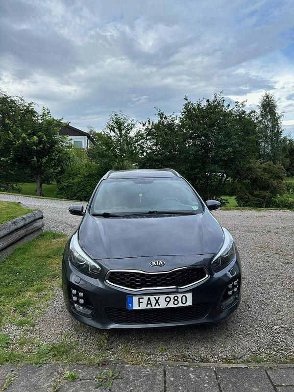 Grå Begagnad 2016 Kia Ceed Sportswagon GT-Line Kombi | 118 500 kr (Marknadspris) - Bild 1/4