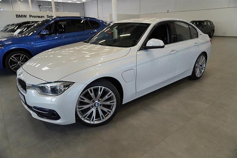 Vit Begagnad 2016 BMW 330e Sport Line Sedan | 149 800 kr (Lite dyr) - Bild 1/4
