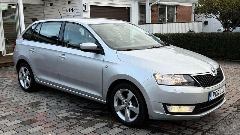Silver Begagnad 2015 Skoda Rapid Halvkombi | 79 500 kr (Marknadspris) - Bild 1/4