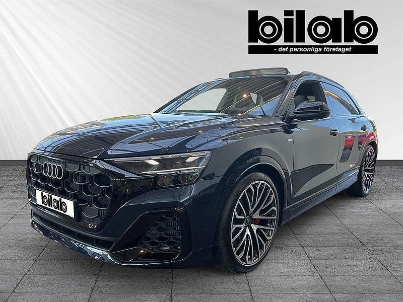 Blå (waitomoblå metallic) Ny 2025 Audi Q8 S-Line SUV | 1 159 000 kr (Bra pris) - Bild 1/4