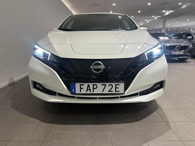 Begagnad Nissan Leaf 360º 111 kW (151 HK) 2023 Vit Halvkombi