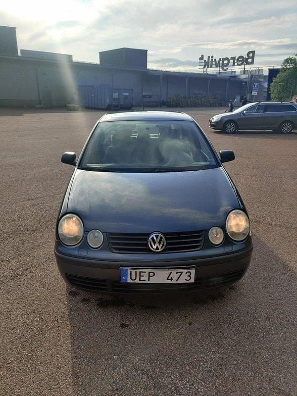 Grå Begagnad 2003 VW Polo Basis Halvkombi | 5 000 kr (Superpris) - Bild 1/4