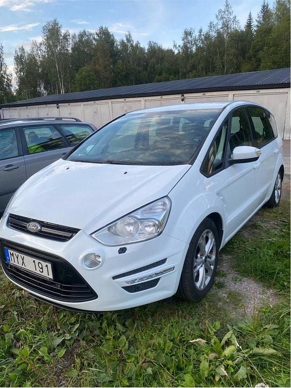 Vit Begagnad 2013 Ford S-MAX Sport Minibuss | 75 000 kr (Marknadspris) - Bild 1/4