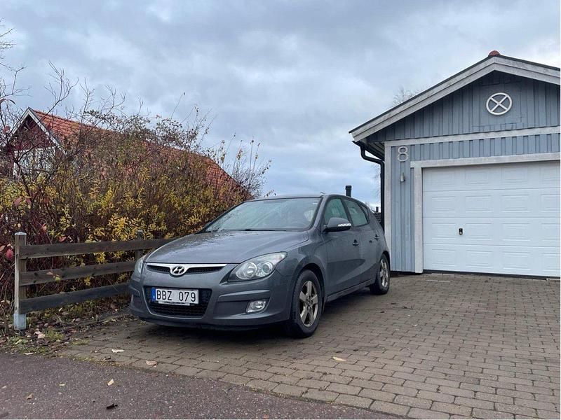 Grå Begagnad 2010 Hyundai i30 Halvkombi | 29 000 kr (Marknadspris) - Bild 1/3