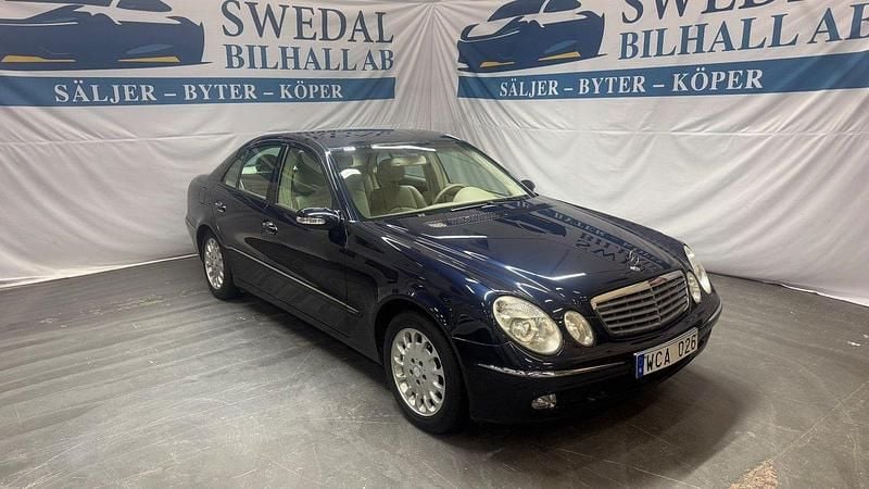 Mörkblå (blå) Begagnad 2005 Mercedes E240 Elegance Sedan | 49 800 kr (Superpris) - Bild 1/4