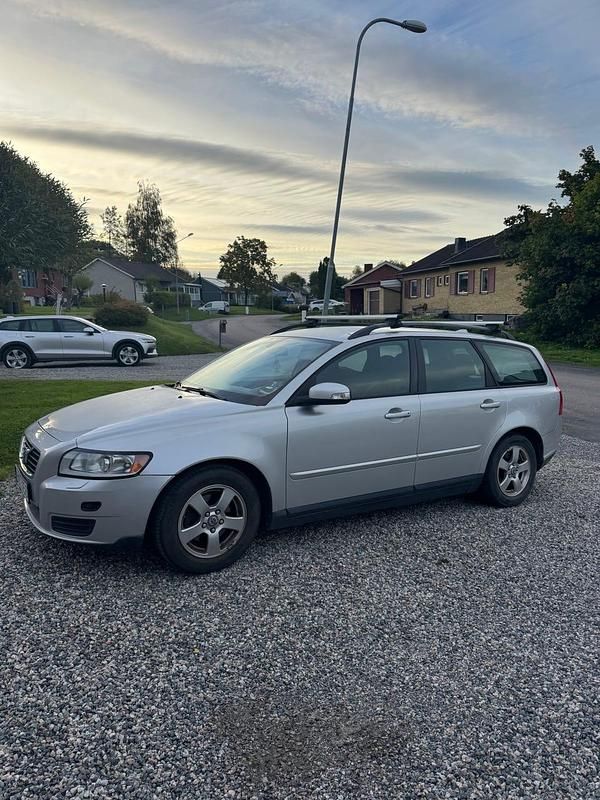 Begagnad 2009 Volvo V50 Kombi | 31 900 kr (Marknadspris) - Bild 1/4