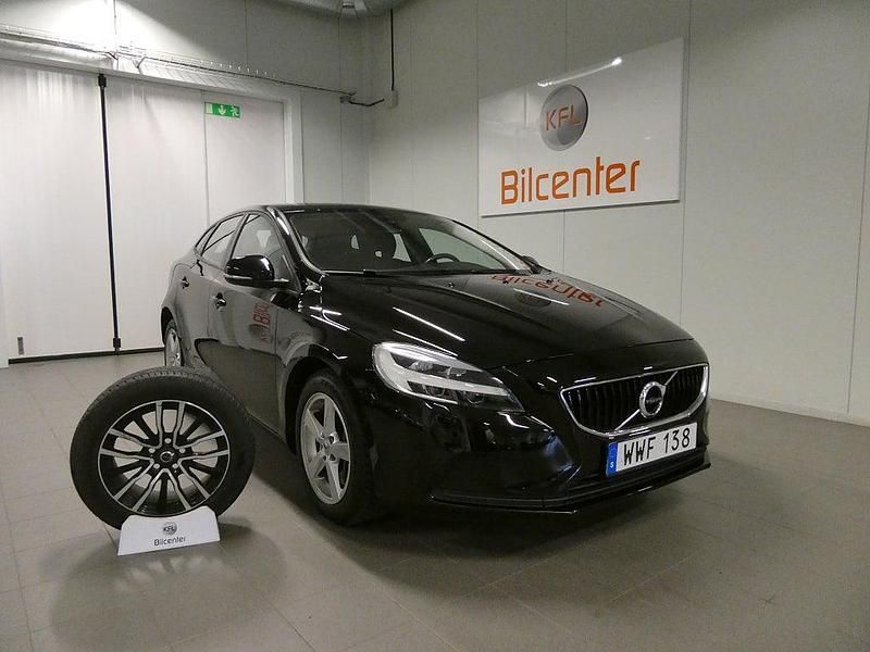 Svart Begagnad 2016 Volvo V40 Halvkombi | 159 900 kr (Marknadspris) - Bild 1/3