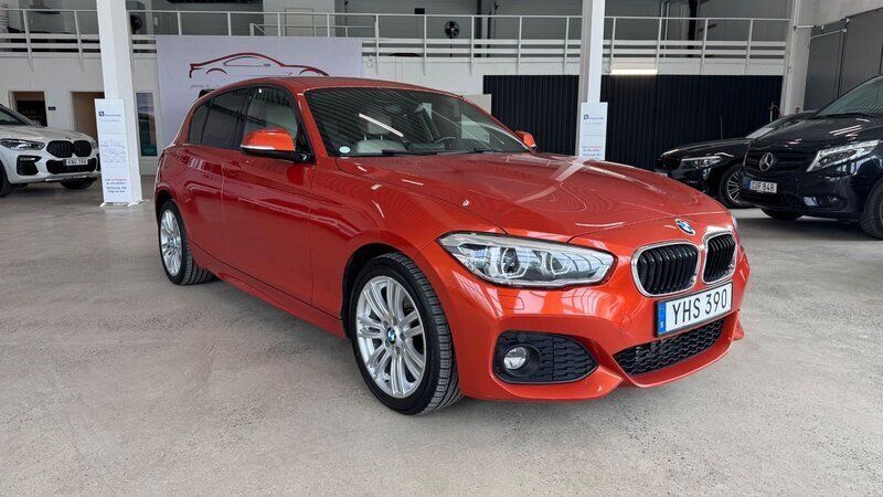 Orange Begagnad 2017 BMW 120 M Sport Halvkombi | 189 900 kr (Marknadspris) - Bild 1/4