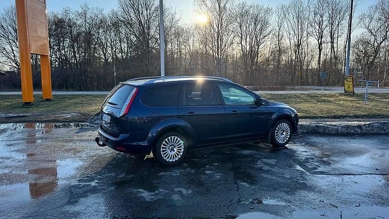 Begagnad Ford Focus Titanium 125 HK (91 kW) 2010 Blå Kombi