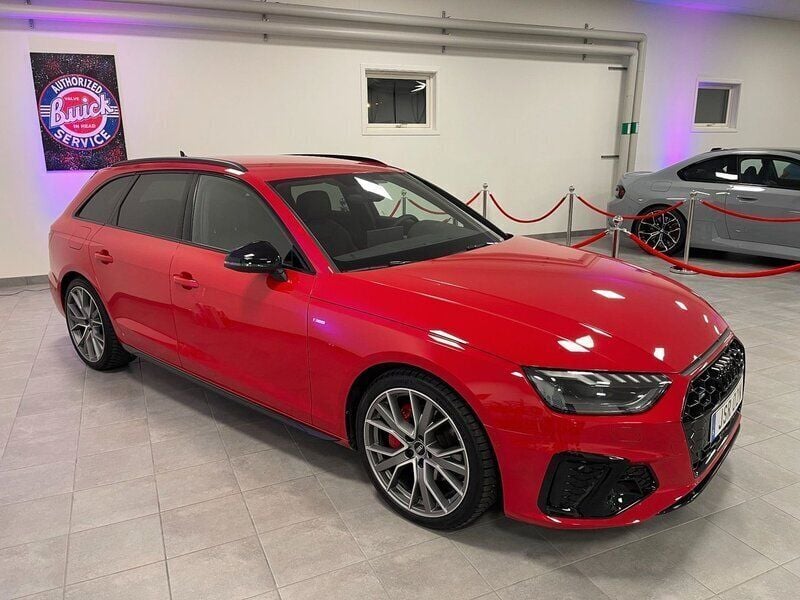 Röd (progressivröd metallic) Begagnad 2025 Audi A4 Competition Kombi | 499 000 kr (Marknadspris) - Bild 1/4