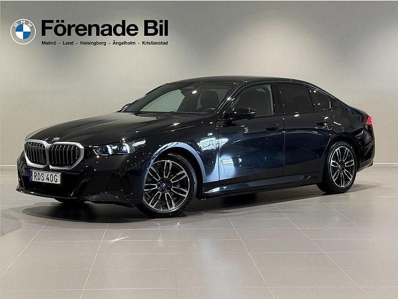Svart Begagnad 2024 BMW 530e M Sport Sedan | 619 000 kr (Superpris) - Bild 1/4