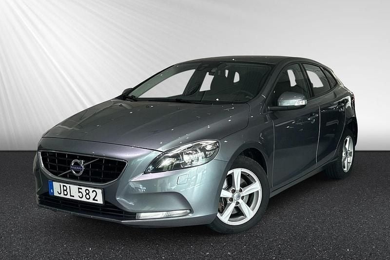 Grå Begagnad 2015 Volvo V40 Kinetic Kombi | 104 400 kr (Marknadspris) - Bild 1/4