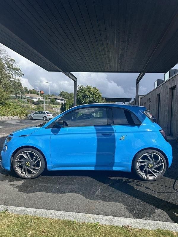 Blå Begagnad 2024 Abarth 500e Halvkombi | 302 000 kr - Bild 1/4