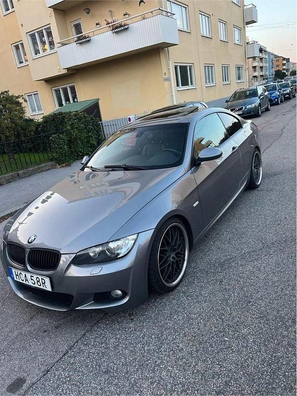 Grå Begagnad 2009 BMW 335 Comfort Edition Sportkupé | 160 000 kr (Marknadspris) - Bild 1/4