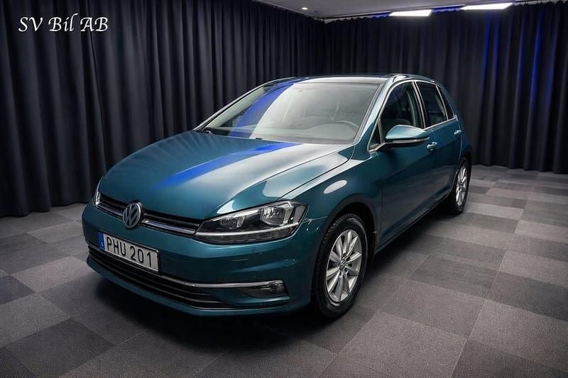 Mörkgrön Begagnad 2017 VW Golf VII Halvkombi | 162 900 kr (Marknadspris) - Bild 1/4