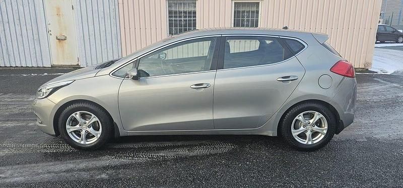 Silver Begagnad 2013 Kia Ceed Comfort Halvkombi | 84 900 kr (Marknadspris) - Bild 1/4