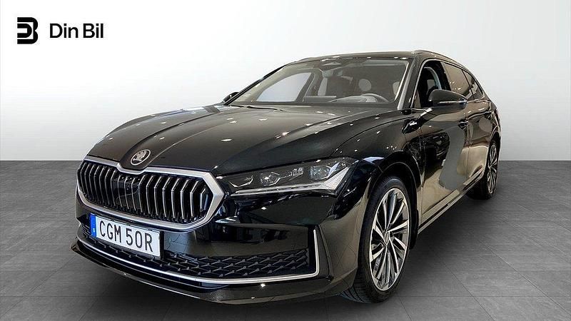 Svart (ebony black metallic) Ny 2025 Skoda Superb LAURIN & KLEMENT Kombi | 535 000 kr (Lite dyr) - Bild 1/4