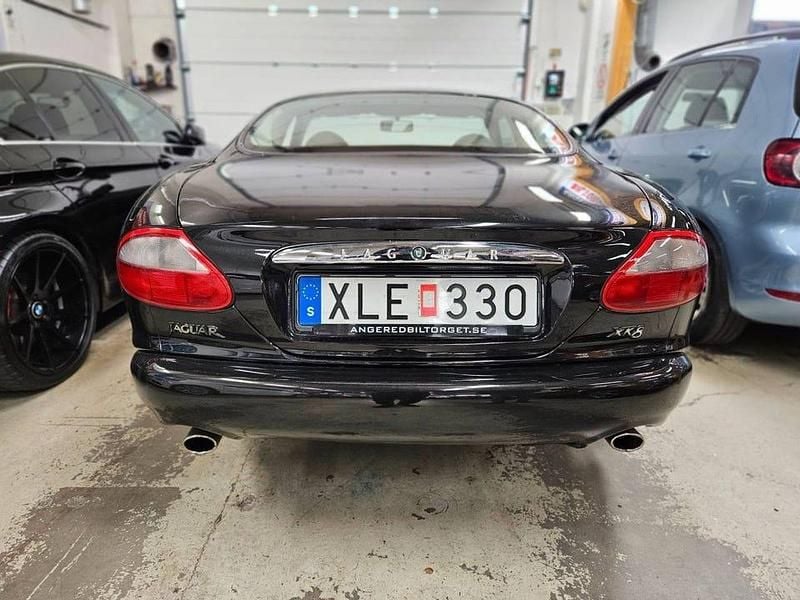 Begagnad Jaguar XK 284 HK (208 kW) 1997 Svart Sportkupé