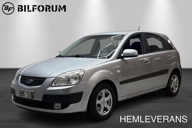 Silver Begagnad 2007 Kia Rio Halvkombi | 47 800 kr (Lite dyr) - Bild 1/4