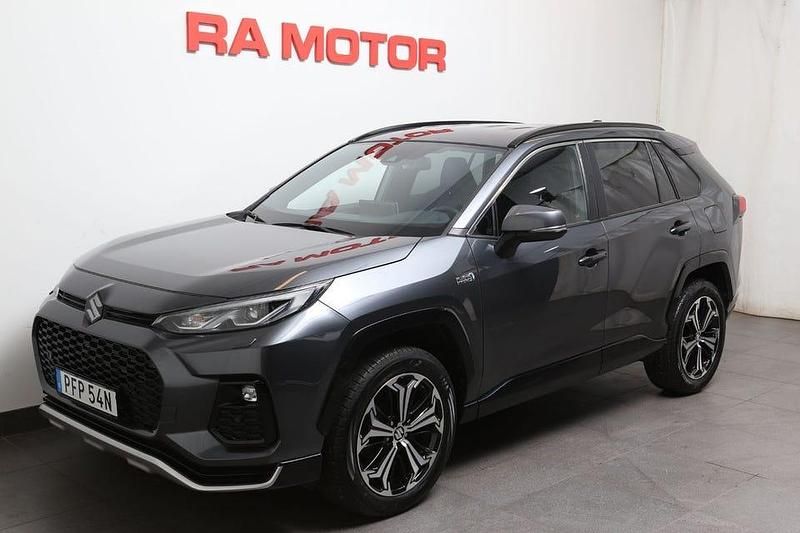 Grå Begagnad 2022 Suzuki Across SUV | 369 900 kr (Marknadspris) - Bild 1/3