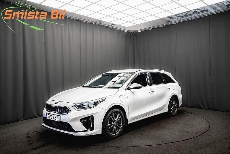 Vit Begagnad 2021 Kia Ceed Advance Halvkombi | 188 800 kr (Superpris) - Bild 1/3