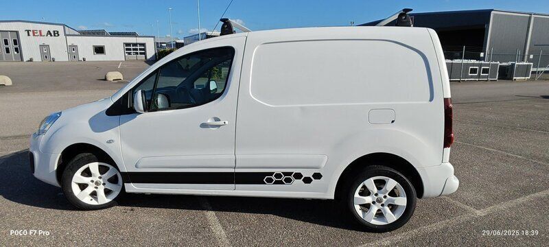 Vit Begagnad 2017 Peugeot Partner Minibuss | 82 000 kr (Bra pris) - Bild 1/4