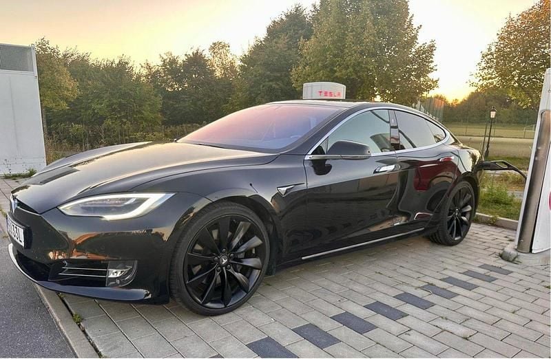 Svart Begagnad 2018 Tesla Model S Halvkombi | 305 000 kr (Marknadspris) - Bild 1/4