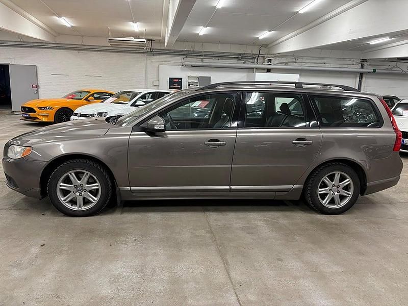 Begagnad Volvo V70 Momentum 185 HK (136 kW) 2008 Grå Kombi