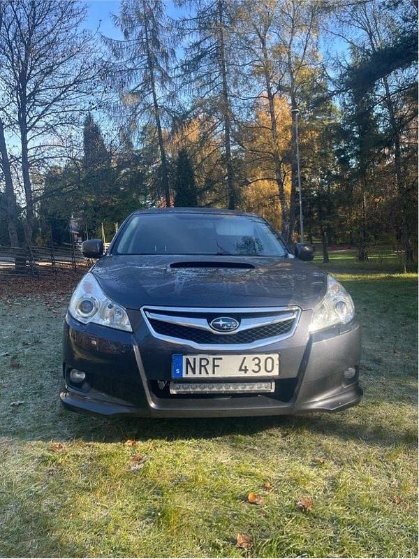 Grå Begagnad 2012 Subaru Legacy Kombi | 39 999 kr (Superpris) - Bild 1/4