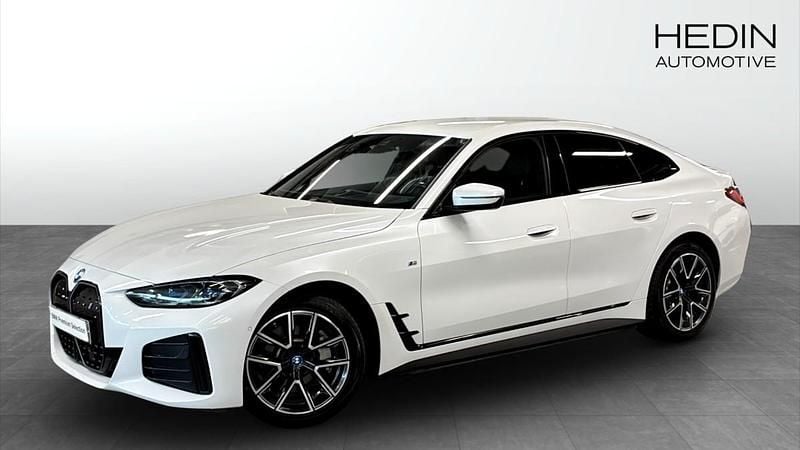Vit (white) Begagnad 2023 BMW i4 M Sport Sedan | 448 700 kr (Bra pris) - Bild 1/4